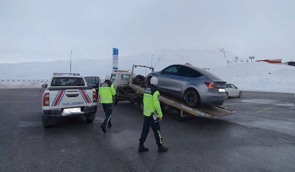 Erciyes Kayak Merkezi'nde bir otoparkta aracı ile drift atan sürücüye ceza sondakika38.com/erciyes-kayak-…