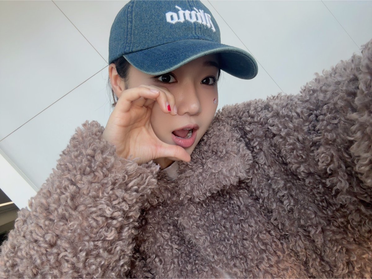 [📸] 260222 MBC FM4U #정오의희망곡김신영입니다

우리에게 주어진 수많은 시간들을 
'사랑'으로 채우라는 말처럼💗
오늘 남은 시간도 스스로를 더 많이 아껴주고
사랑해 주기로 유정이와 약속해요!🤙

#최유정 #CHOIYOOJUNG