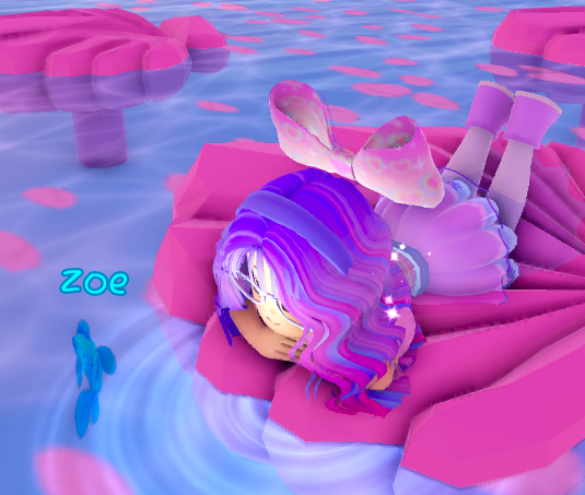 Saying hi to my fish 
#rh #royalehigh