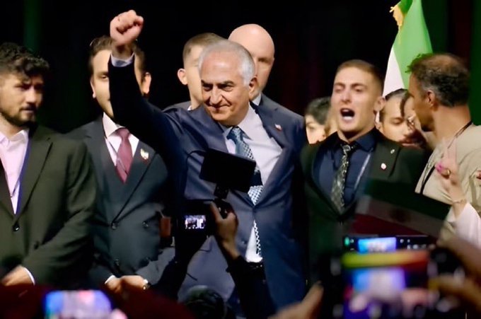 3piiidak's tweet image. ما ساده می‌گیم چی می‌خوایم:
شاه می‌خوایم، ایران آروم می‌خوایم.
#KingRezaPahlavi
#IranMassacre
#IranRevolution2026