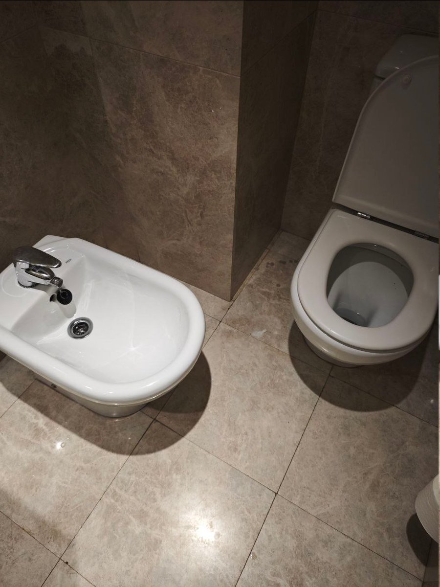 世界をあちこち回っていると時々こういうトイレが登場するのだが、子供