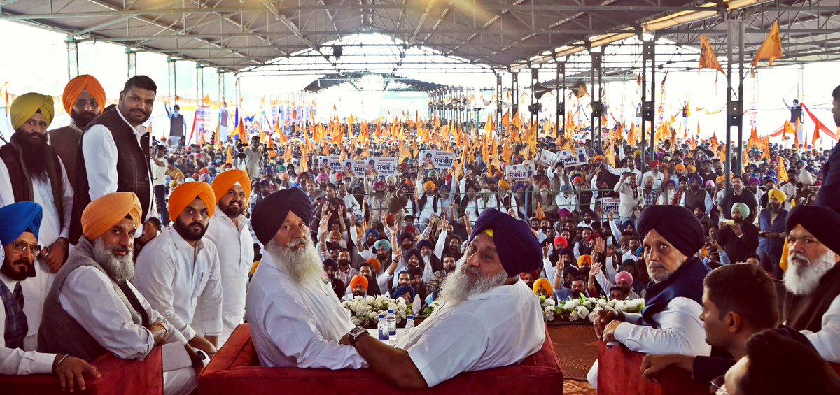 officeofssbadal's tweet photo. The time has come for Punjabis to choose between the looters of Delhi and their own regional party – the Shiromani Akali Dal. 
All Delhi based parties, be it the @INCIndia, @AamAadmiParty or @BJP4India have no concern for Punjab or its people. They only come here to rule. 
The @Akali_Dal_ alone stands for the aspirations of Punjabis and their rights.

#ZiraRally #PunjabBachaoSukhbirSinghBadalLyao