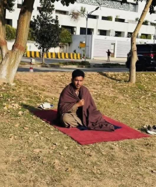Pmln_Pak00's tweet photo. پی ٹی آئی سوشل میڈیا نے اس تصویر کو خوب شئیر کیا کہ محمود خان اچکزئی عمران خان کے لئے اکیلا پارلیمنٹ میں دھرنا دیتے دیتے تھک کر سو گیا ۔۔۔ 
جب اسے جگایا گیا تو وہ محمود خان نہیں بلکہ پارلیمنٹ کا مالی سید عالم باجوڑی نکلا 😜🤣 https://t.co/LCvlbmsz8c