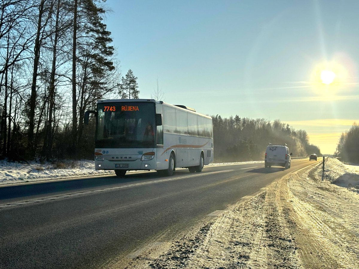 VTUValmiera's tweet photo. No 1. marta būs izmaiņas maršrutā Rūjiena – Rencēni – Valmiera: mainīs autobusa atiešanas laiku no plkst. 6.20 uz plkst. 6.10, atiešanas laikus starp pieturvietām un pienākšanas laiku galapunktā (no plkst. 7.15 uz plkst. 7.12): https://t.co/eeoY1C6LtI https://t.co/iZnU8AP8DO