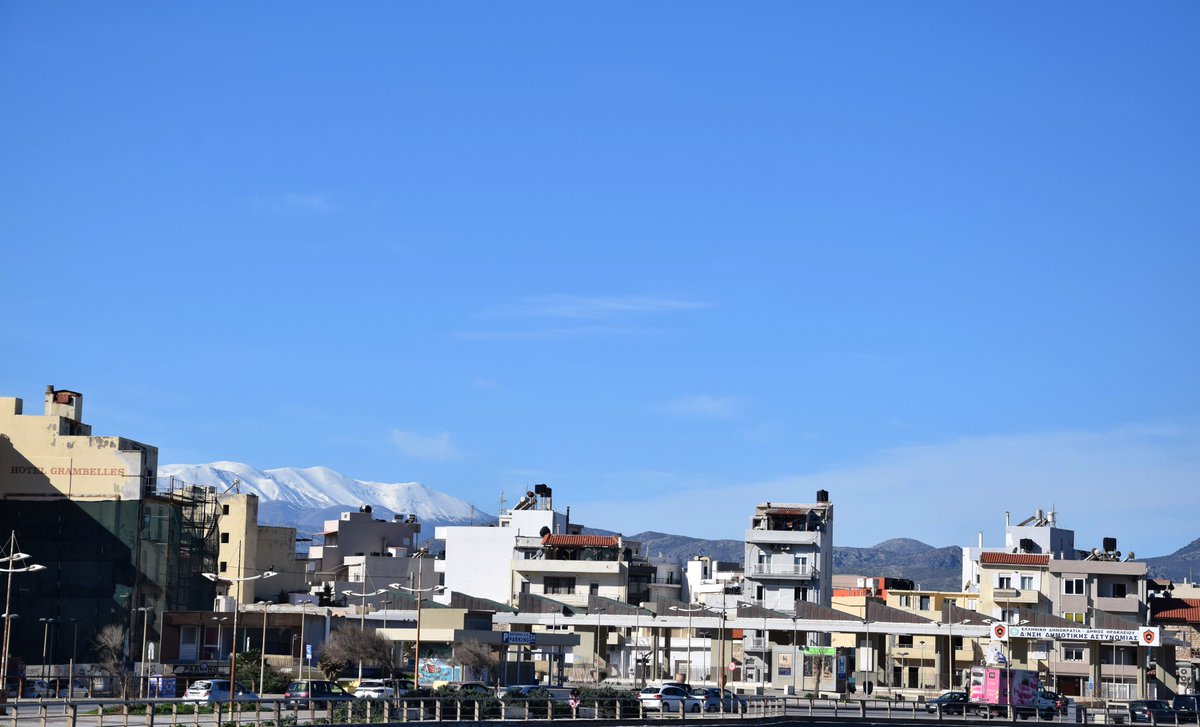 Ηράκλειο, θάλασσα γυαλί, και στο βάθος ο χιονισμένος Ψηλορείτης..