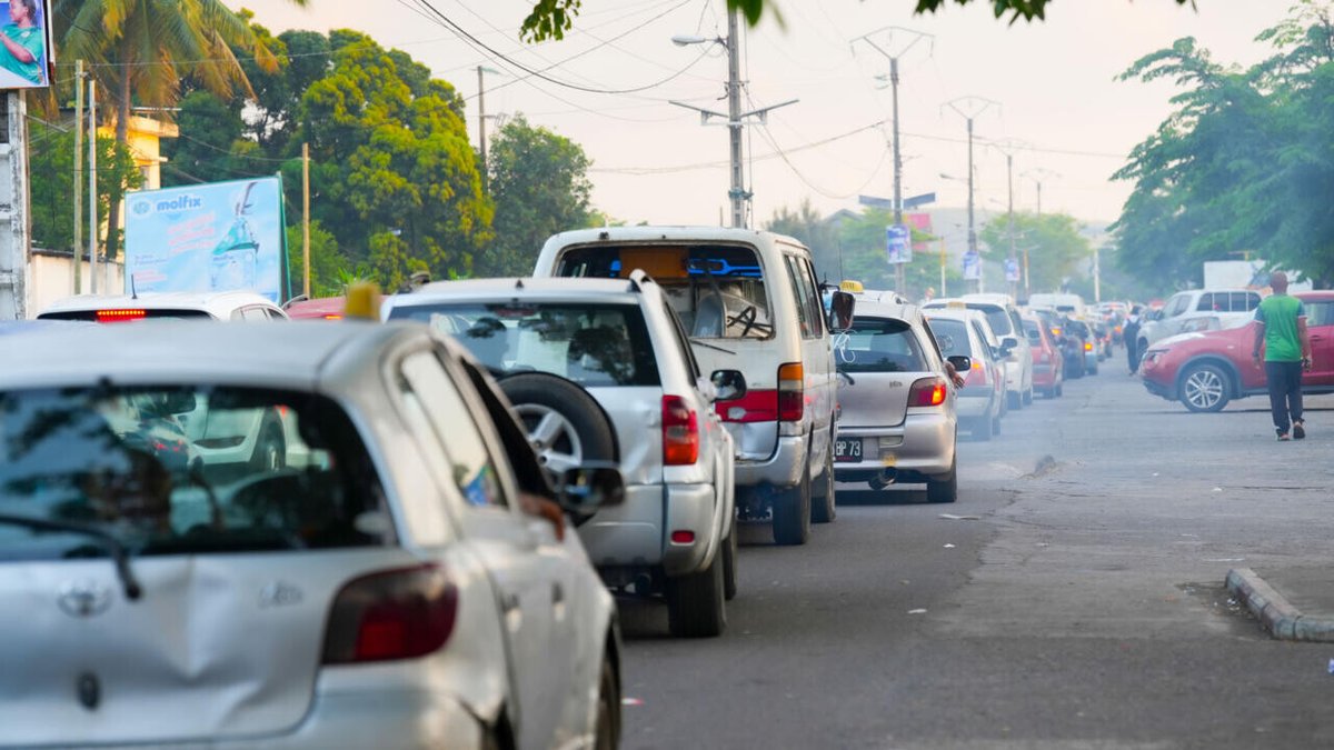 RFI's tweet photo. Comores: la lassitude des usagers de la route face aux problèmes de circulation dans la capitale
➡️ https://t.co/mvkL5Mkyy8 https://t.co/X06zuLvhd0