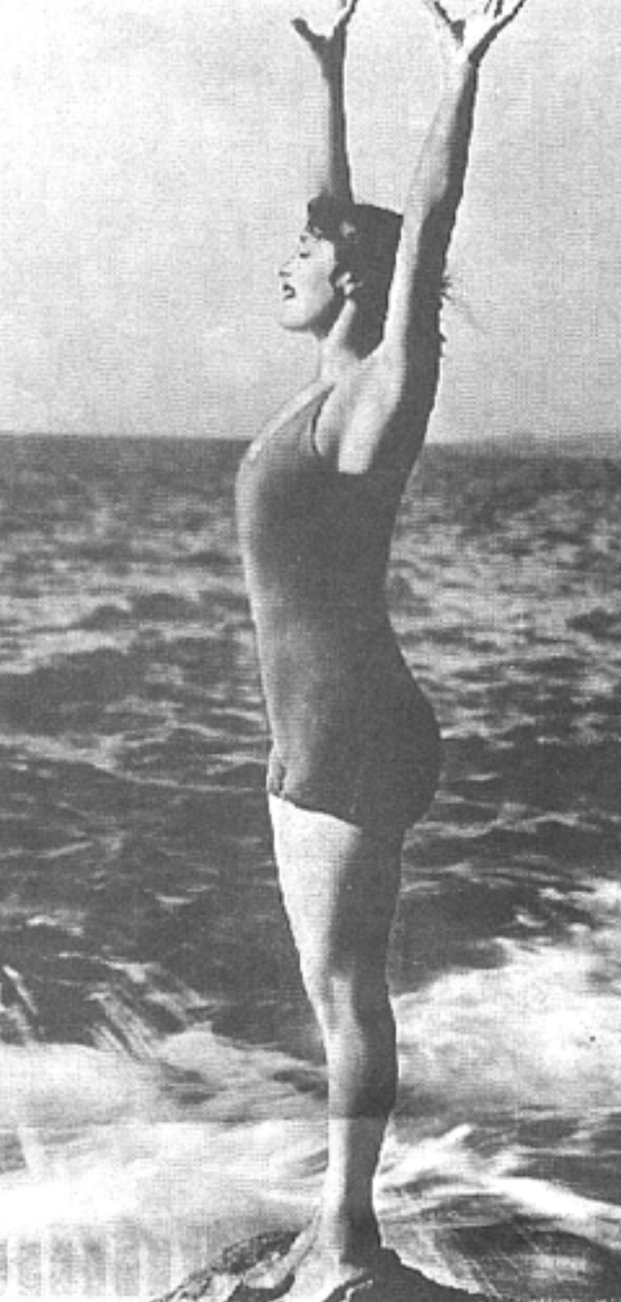 ＞昔ブルマという気持ち悪い文化があったの
＞女性だけ穿かされてたの

情報が全部間違っています。
まず前提として「ブルマ」は女性が自ら考案した服装です。語源が19世紀アメリカのフェミニズム活動家「アメリア・ブルーマー」ですから。