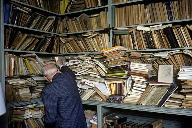 On se souvient aussi du bureau de Georges Dumezil dans lequel il reçut Bernard Pivot. Il confessa lors de cette entretien emprunter des livres qu'il possédait déjà en bibliothèque pour ne pas à avoir "défaire l édifice" !