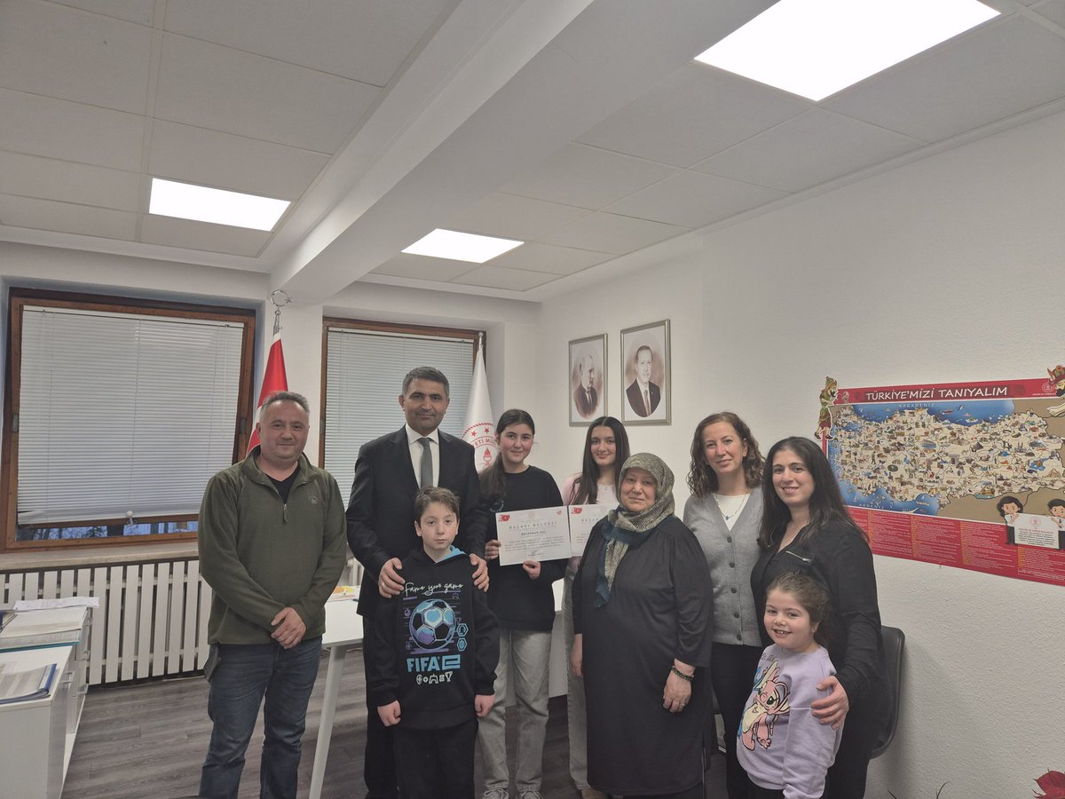 ataseligi's tweet photo. Ataşeliğimiz tarafından düzenlenen 29 Ekim Cumhuriyet Bayramı Resim Yarışmasında dereceye giren öğrencilerin ödülleri Eğitim Ataşemiz Sayın Mustafa Ekici tarafından takdim edilmiştir. Öğretmenlerimize, öğrencilerimize ve onları yetiştiren velilerimize teşekkür ederiz. https://t.co/rXHZWqxsyx