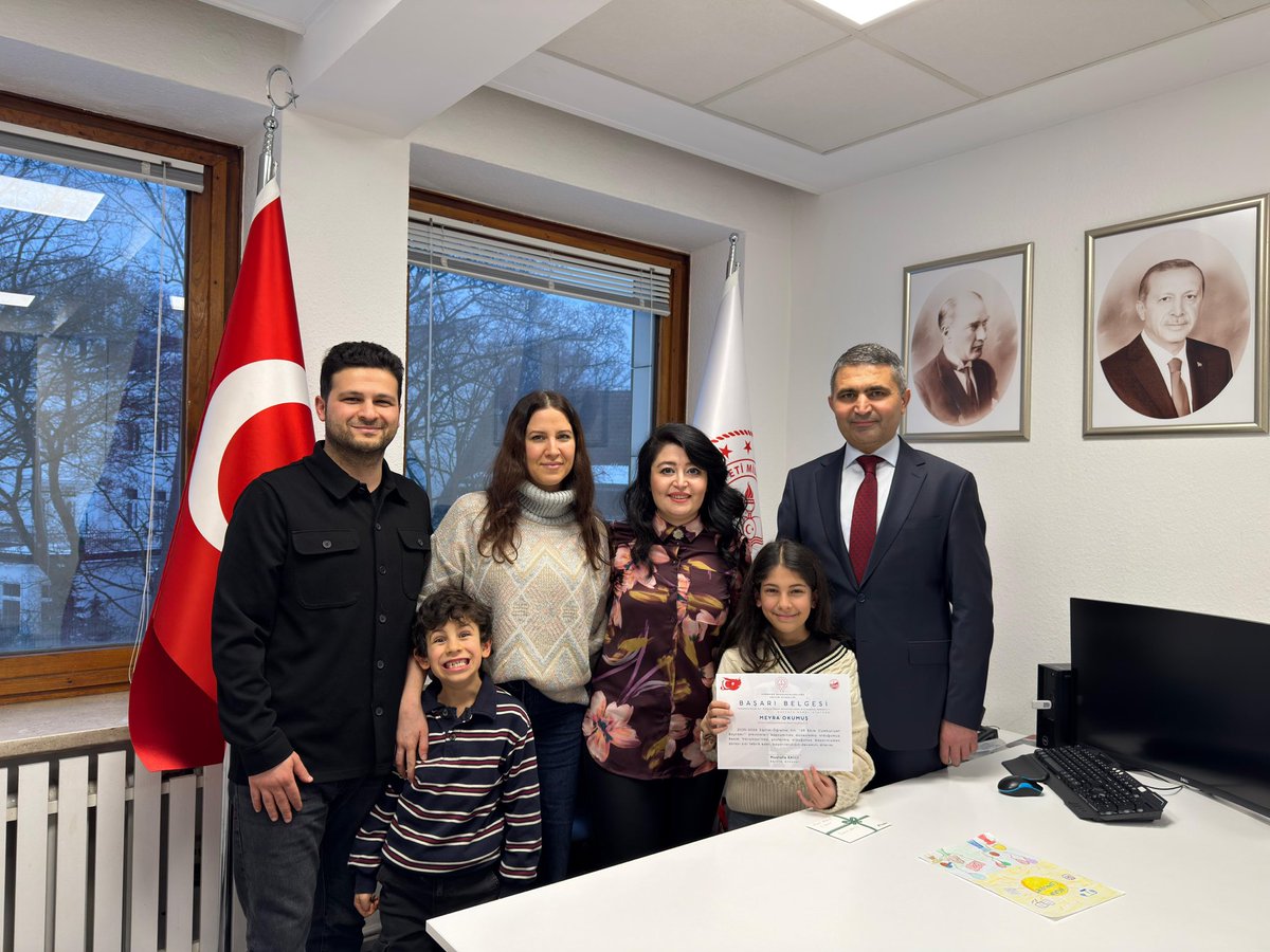 ataseligi's tweet photo. Ataşeliğimiz tarafından düzenlenen 29 Ekim Cumhuriyet Bayramı Resim Yarışmasında dereceye giren öğrencilerin ödülleri Eğitim Ataşemiz Sayın Mustafa Ekici tarafından takdim edilmiştir. Öğretmenlerimize, öğrencilerimize ve onları yetiştiren velilerimize teşekkür ederiz. https://t.co/rXHZWqxsyx