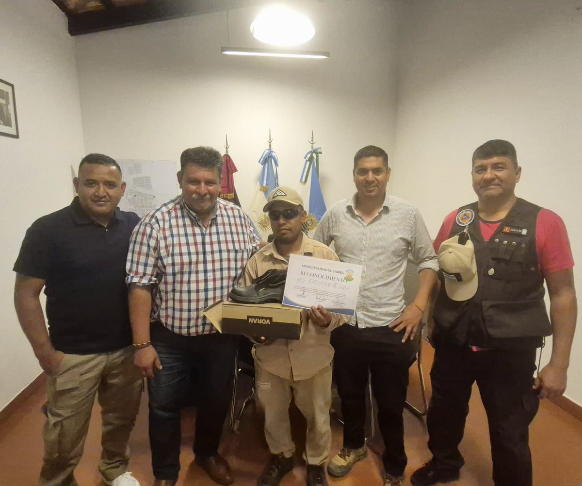 El intendente Efraín Orosco de #ElCarril destacó el compromiso del Sr. Facundo Tolaba por cumplir con las normas que contribuyen a un ambiente seguro de trabajo.