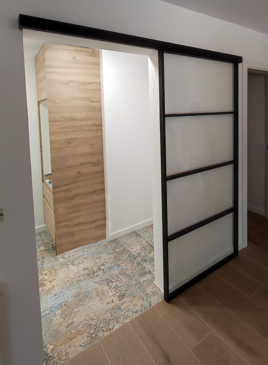 totaluminicanet's tweet photo. Porta corredissa MinimAL amb guia superior. La porta penja d’una guia de tan sols 35 mm, la qual cosa reforça aquesta imatge de lleugeresa que la fa un element de decoració amb personalitat i un excel·lent rendiment funcional.
#TotAlumini #TotAluminiSolucions #decoració #MinimAL https://t.co/Xa1dKUNLDr