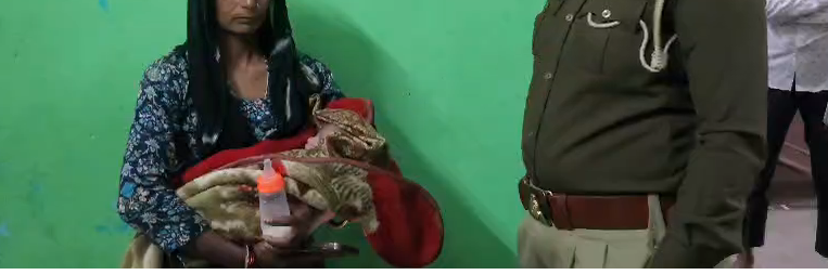 bstvlive's tweet photo. बदायूं : छत पर बंदरों के बीच मिला नवजात
➡मकान मालिक की सूचना पर पुलिस पहुंची
➡अस्पताल भिजवाया, नवजात की हालत स्थिर
➡बिसौली कोतवाली क्षेत्र के तारापुर की घटना
#Badaun #NewbornFound #MonkeyIntervention https://t.co/iRXoEzwbTN