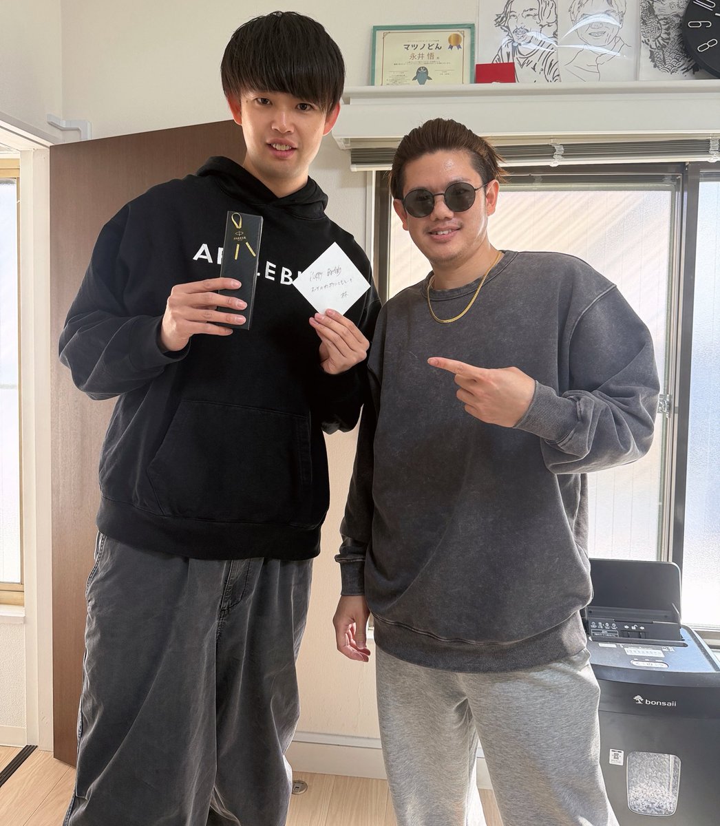 Ryyyyu03's tweet photo. わざわざ本社までプレゼントを届けてくれて本当にありがとうございます😭

本当に良い仲間に恵まれていると実感しています。

弊社は、業界をより良い方向へ変えるため、  
みんなが覚悟を持って現場に向き合っています。

かけがえのない瞬間が毎日あることに感謝し、  
改めて私も本気で仕事に向き合っていきます。

#重度訪問介護 
#マツノケア