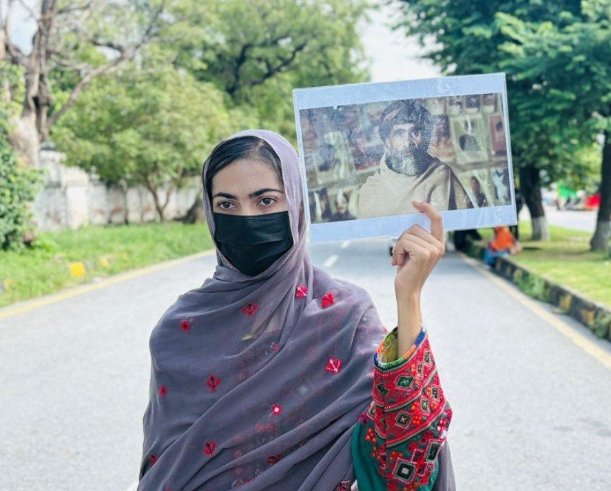 “Where is My Father?”
A brave Baloch girl stands on the roadside, clutching the faded photo of her disappeared father — eyes full of hope, heart full of pain, still believing in justice.
#BalochLivesMatter
#Balochista
<a href="/MaryLawlorhrds/">Mary Lawlor UN Special Rapporteur HRDs</a> 
<a href="/AlifyaSohail/">Alifya Sohail</a> 
<a href="/MattLambeau/">Matt Lambeau</a> 
<a href="/Jam__Baloch/">Jamal Baloch</a>