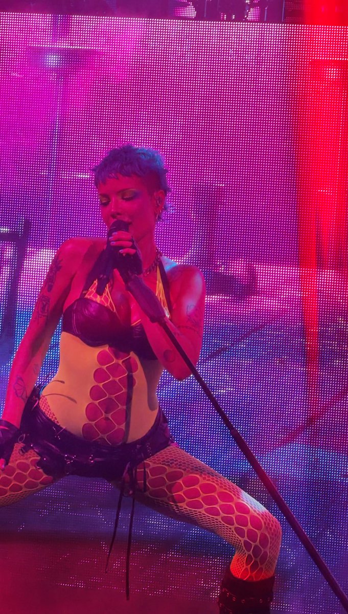 flawinmycode_'s tweet photo. I outdid myself with these photos damn 🥹🔥🔥🥵 they are so hot.

@halsey brisbane riverstage

📸: me - shot on iphone 17 pro max https://t.co/cZZ5XVryKp