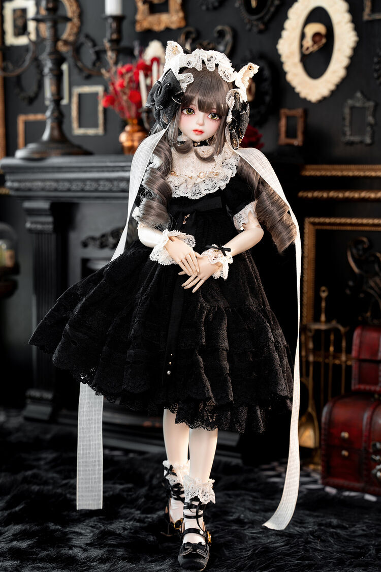 【DOLK×MELODY.C×MYOU DOLL】

──にがてなものは、そうじきとおふろ。

➡️dolk.jp/portal/itemDet…

大人気アーティストTaira氏がメイクデザインを担当し、MELODY.Cが限定ドレスを手がけた豪華コラボレーション♪

あなたのおうちでくつろぐ、愛すべき黒猫Zuzanaをお迎えください！