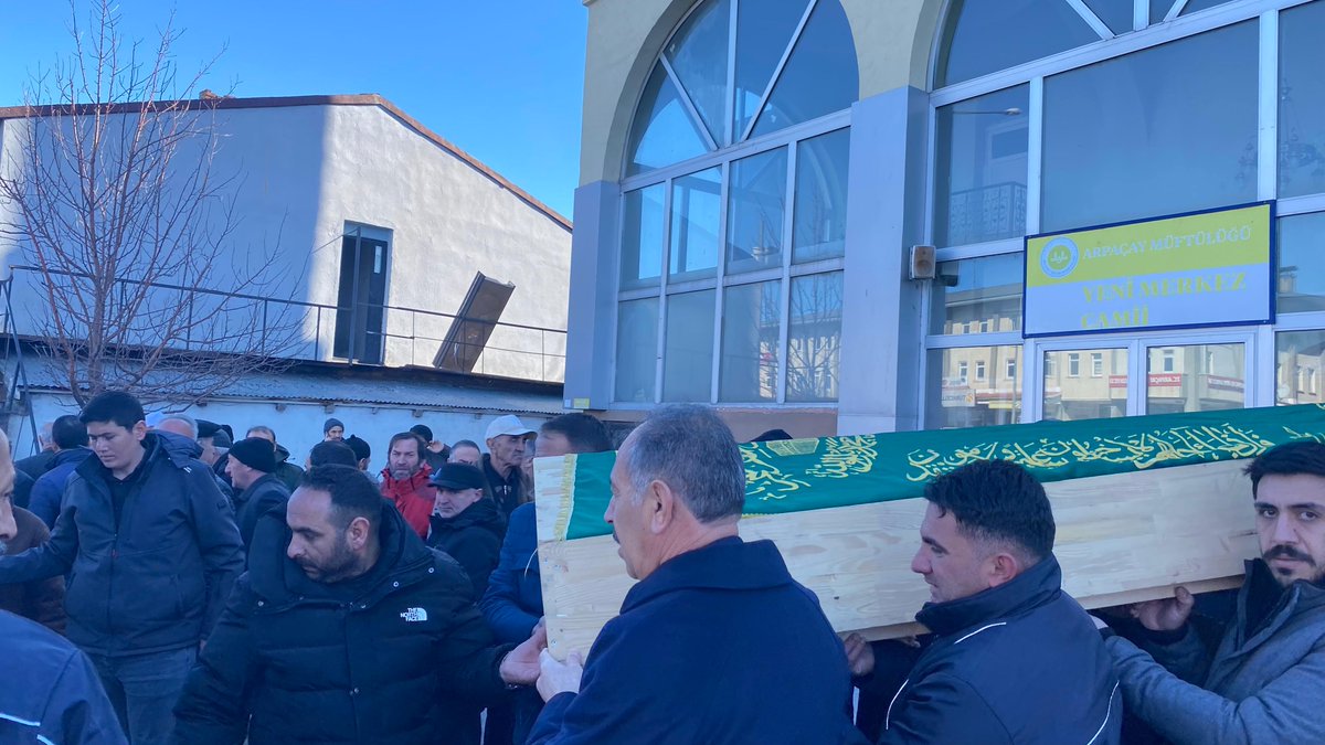 Kaymakamımız Muhammed Burak AKKÖZ, Vakıf personeli Recep GÜNEY’in vefat eden kız kardeşi Rabiya GÜNEY’in Yeni Merkez Camii’nde kılınan cenaze namazına katılım sağladı.
Merhumeye Allah’tan rahmet, ailesi ve yakınlarına sabırlar diliyoruz.