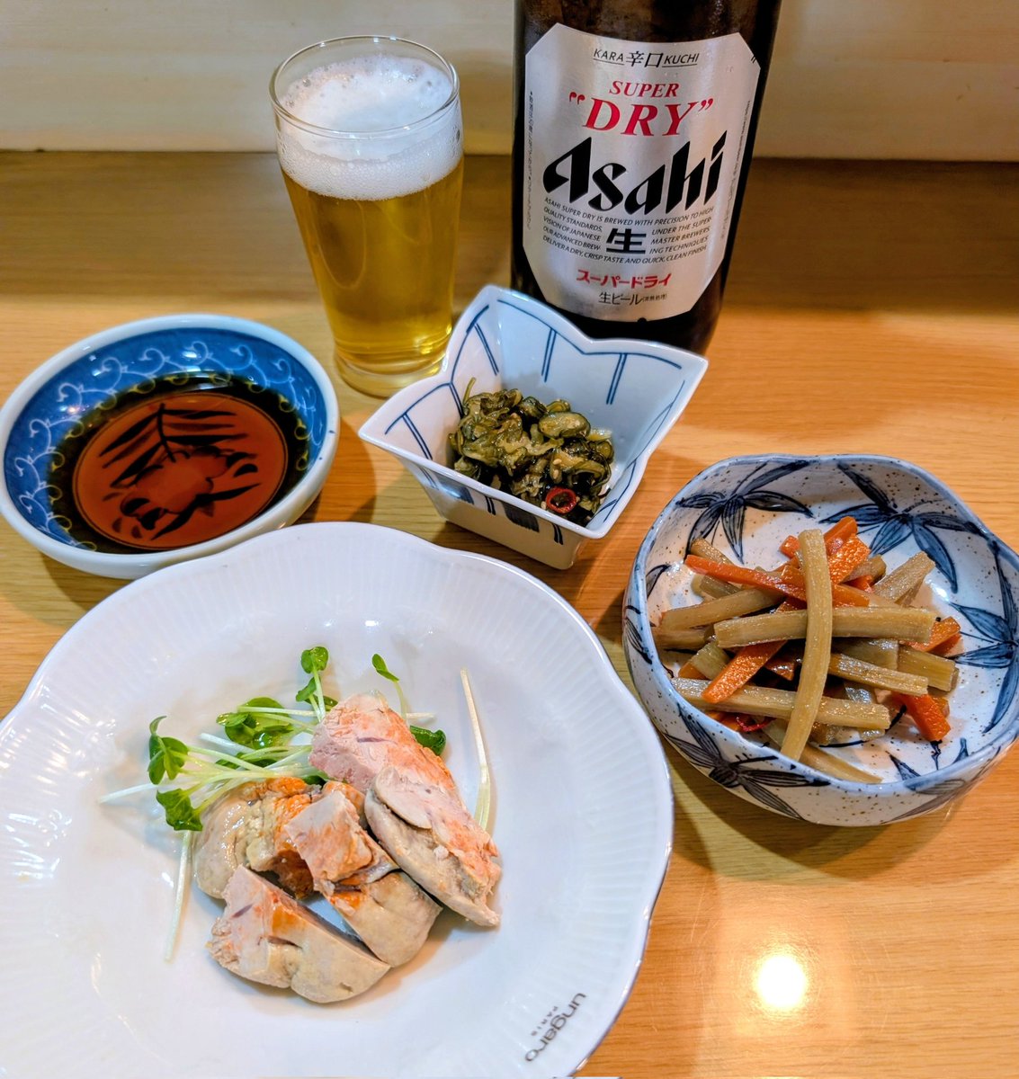 お通しいったい何品出てくるんだ… まだなんか作ってる😅 …始めますね