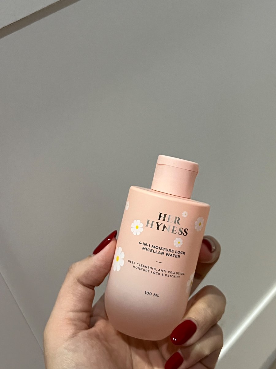 ช่วงนี้เห่อ micellar เดซี่ของ #herhyness ตัวนี้มากกก เช็ดเมคอัพ+กันแดดออกแบบไม่ต้องถูแรงๆ แล้วผิวชุ่มชื้นอยู่ ใครมองหาไมเซลล่าดีๆ สักตัวคือต้องลองงง