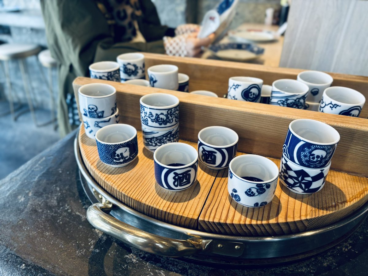 アダチマリさんの展示で、欲しかったお猪口や徳利、お皿を買った。家