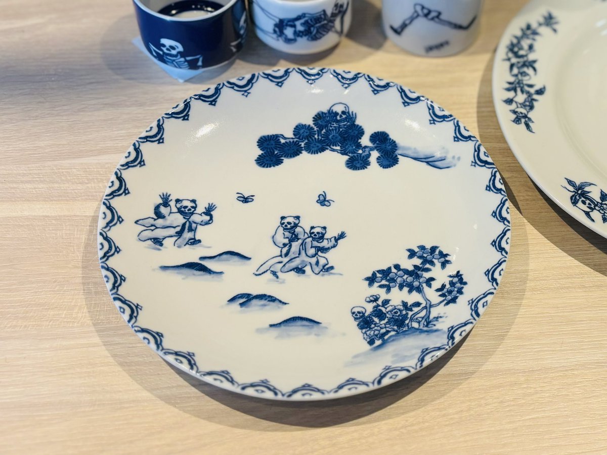 アダチマリさんの展示で、欲しかったお猪口や徳利、お皿を買った。家