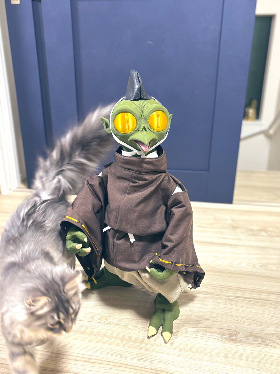 ｱﾞｱﾞｱﾞｱﾞｱﾞ殺生丸様お待ちを！
この猫めが！この！
人頭杖に触るでないぞ！

という訳で等身大邪見様完成☆
裁縫・工作・モデリングの
総合格闘技だったぜ＿(　_´ω`)_

がんばったから見てくれ