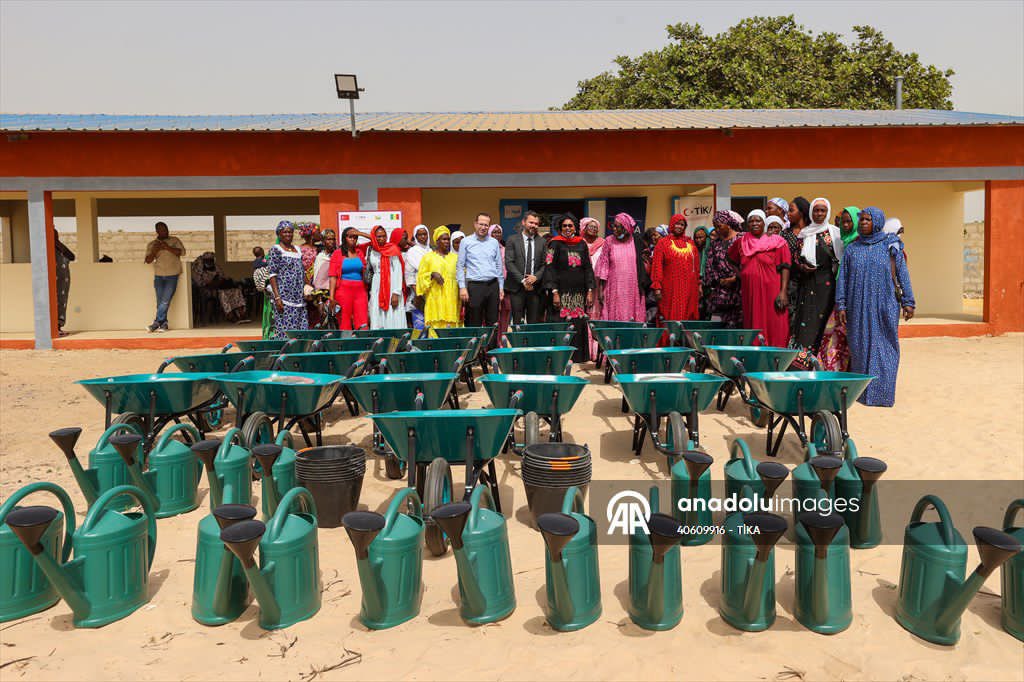 merhabafrika's tweet photo. Türk İşbirliği ve Koordinasyon Ajansı (TİKA), #Senegal'de Batı Afrika Kadınlar Derneği (AFAO) işbirliğinde, 5 kadın kooperatifinin kullanımı için 3 hektarlık sebze meyve bahçesi kurdu.

3 hektarlık alanda kurulan tarım arazisi, güneş enerjisi sistemiyle çalışan su kuyusu, modern sulama sistemleri ve gerekli tarım ekipmanlarıyla donatıldı.

Doğrudan 200'den fazla kadına istihdam sağlayacak projeye ilişkin düzenlenen törene TİKA Dakar Koordinatörü Tanju Polat, AFAO Direktörü Khady Fall Tall ve kadın kooperatiflerinin temsilcileri katıldı.

Polat, proje ile Senegal'in üretim ve gıda güvenliği kapasitesinin artırılmasının hedeflendiğini, bunun yanı sıra bölgesel kalkınmayı da desteklediklerini dile getirdi. 

@TanjuPOLAT1074 
@Tika_Turkiye 
#AA