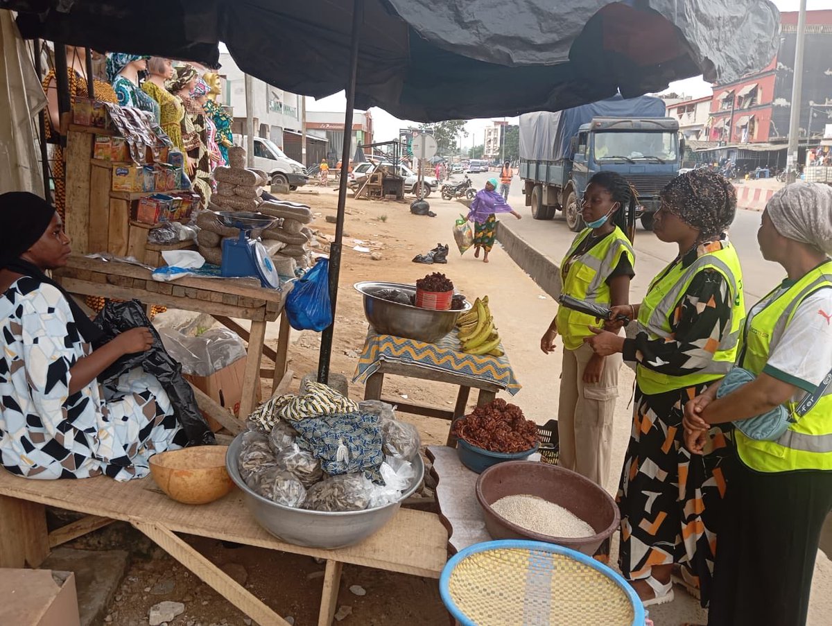 Sensibilisation au quartier UNICAFE à Anyama

Jeudi 19 février 2026

Sensibilisation des riverains, ménages &amp; commerçants : sacs poubelles, horaires de sortie, propreté des rues au centre des discussions.

#Ecotisa #Anyama #UNICAFE