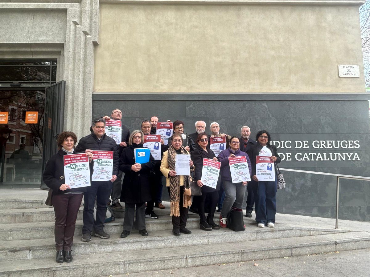 La síndica rep una delegació de la Taula Estatal pel Blindatge de les Pensions (<a href="/merp_org/">Mesa Estatal por el Blindaje de las Pensiones</a>)
L’objectiu de la trobada ha estat el lliurament de 10.000 signatures ciutadanes que donen suport a què
es blindin les pensions a la Constitució