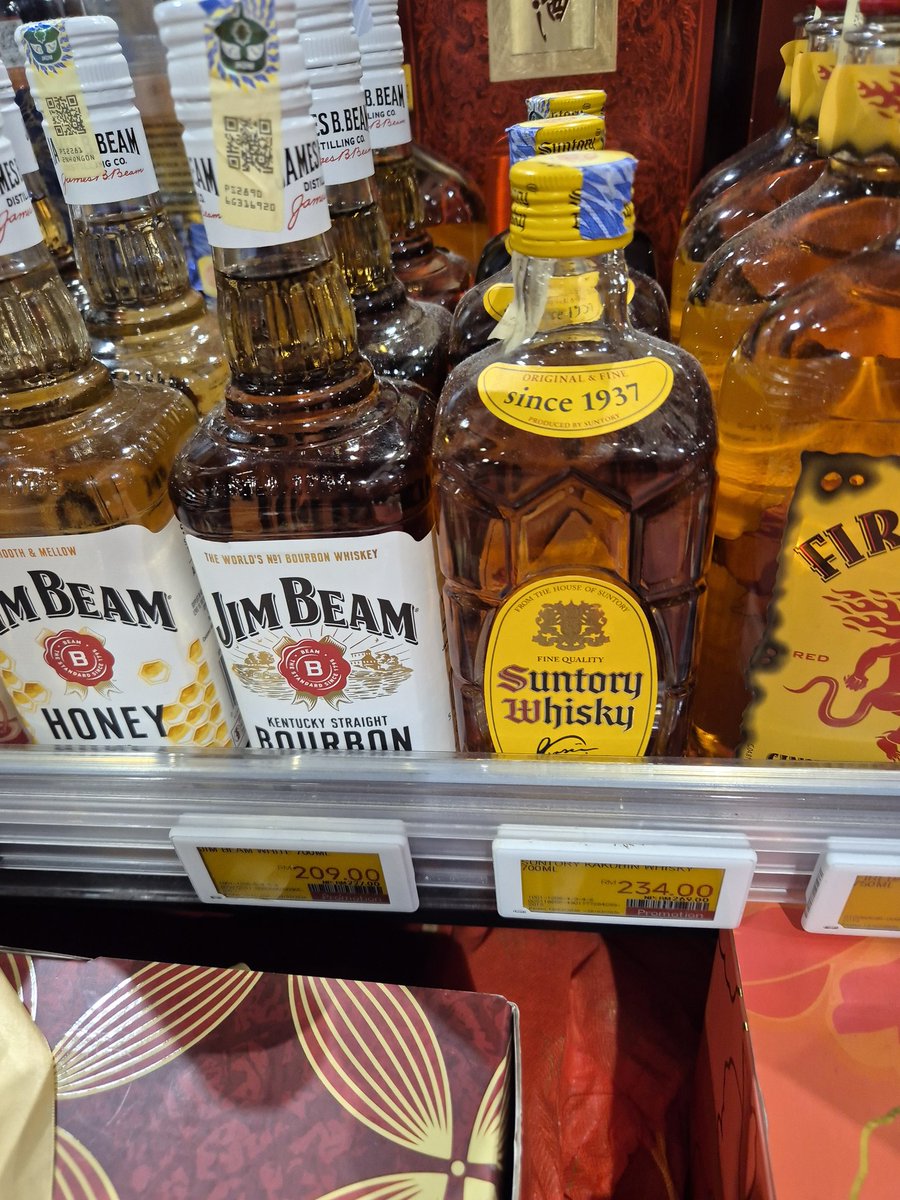 9XT5IvokPYoTrfL's tweet photo. #クアラルンプール
マレーシア酒高過ぎてとても住めません。Aeonの酒売場、角1本234RM（約9,400円）
駐在の人はどうしているんだろうか？ https://t.co/yznbLBreFc