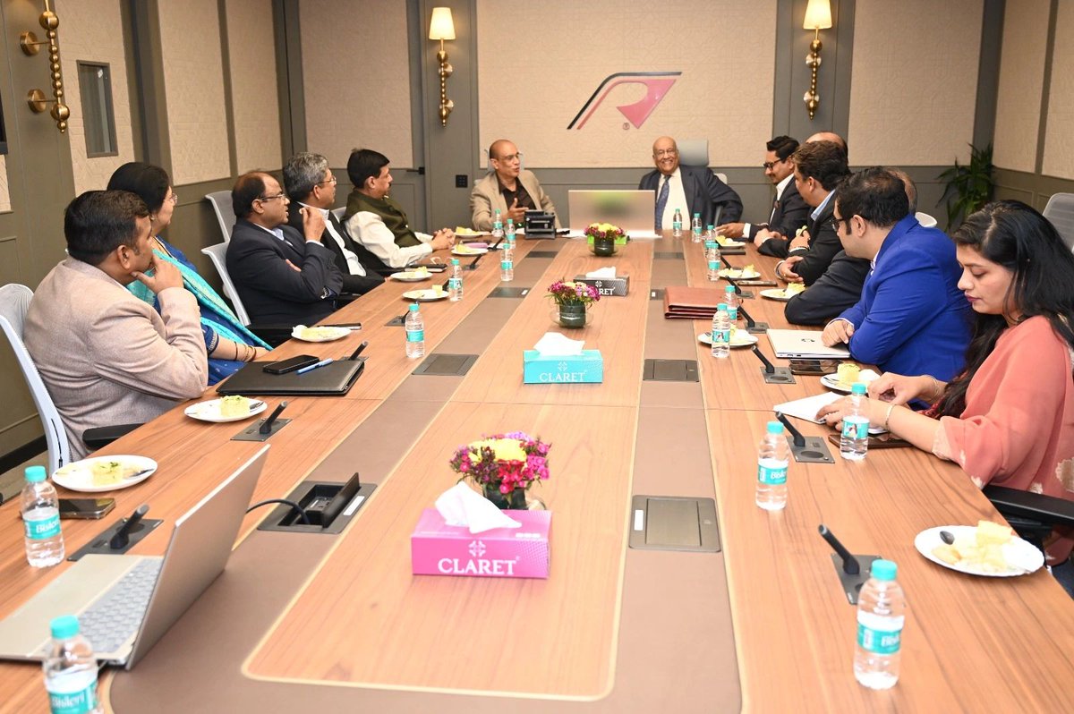 RailAnalysis's tweet image. #Texmaco and #RVNL formalise #jointventure to advance India’s #railmanufacturing landscape

Read more: railanalysis.in/rail-news/texm…

#JV #RollingStock #Manufacturing #MakeInIndia #IndianRailways #Agreement #SustainableDevelopment #RailAnalysis