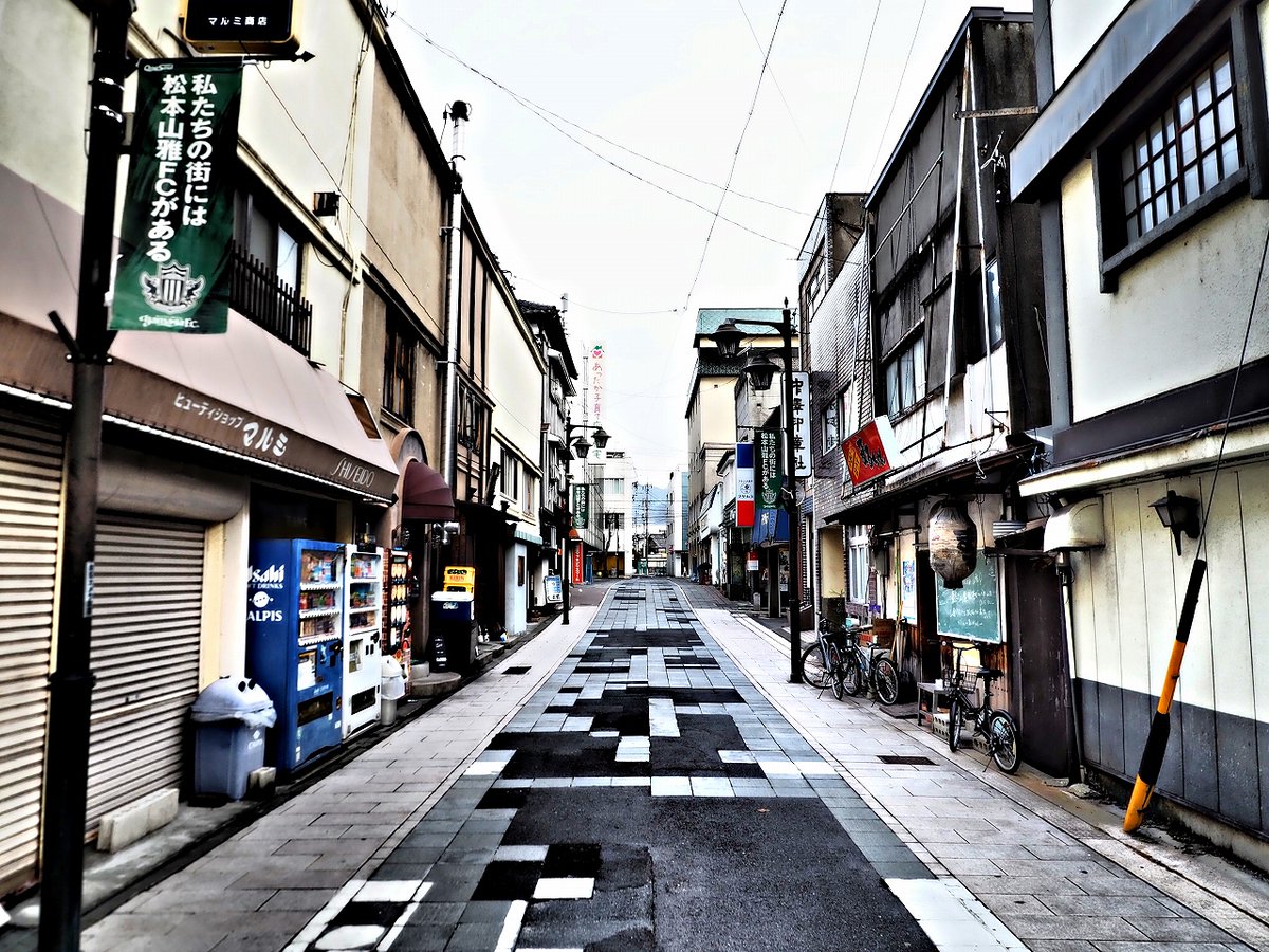 色を無くすのと正反対に色を盛るが、わざと「派手」にはしない。 実は