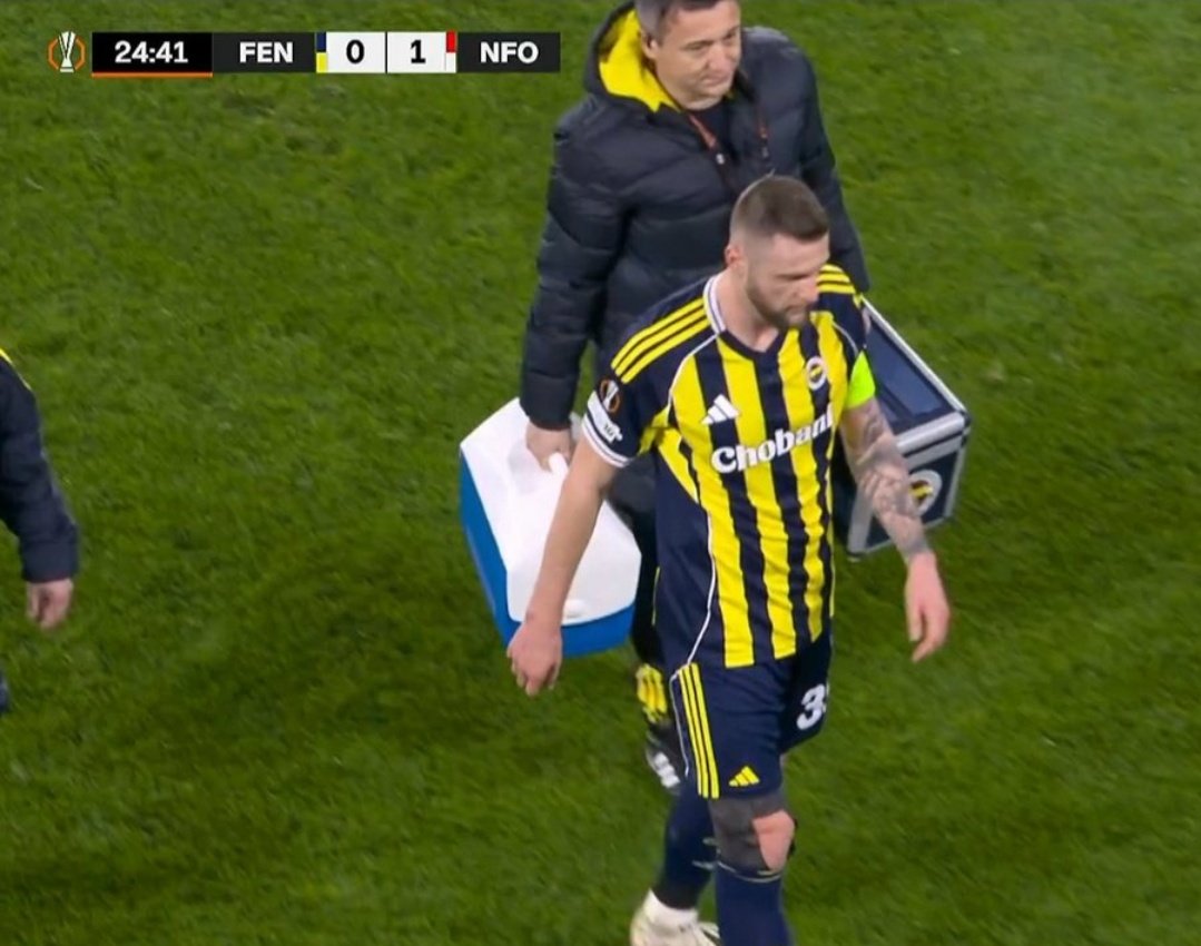 Milan Skriniar iki hafta önce kadın ve çocukların izlediği bir maçta kasıklarını tutup tribünlere ahlâksızca bir hareket yapmıştı. Allah büyük işte mübarek Ramazan ayının ilk günü Nottingham Forest maçında sağ kasığından sakatlandı ve sahalardan 6 hafta uzak kalacağı açıklandı.