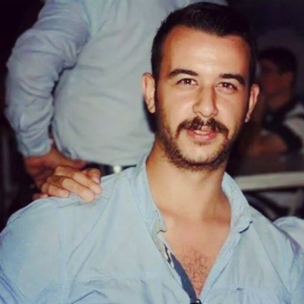 Fırat yalnızca Ülkücülerin değil, bu toprakların şehididir. Öğretim gördüğü Ege Üniversitesi’nde teröristlerce katledildi.

Fırat Yılmaz Çakıroğlu
20/02/2015