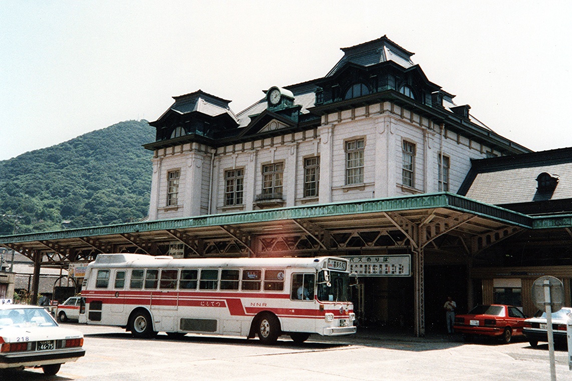 門司港駅前までバスが乗り入れていた頃。