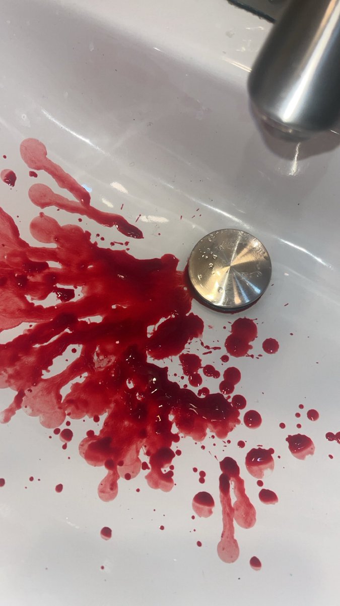 ihopemeiladies's tweet photo. stupid pathetic relapse after 103 days because my mommy is dead.. my mommy is actually gone. forever. I don’t know how I’m going to tell my dad. #shtwt #988twt #relapse #kms #plskillme #fml https://t.co/mN8Lnsc6HM