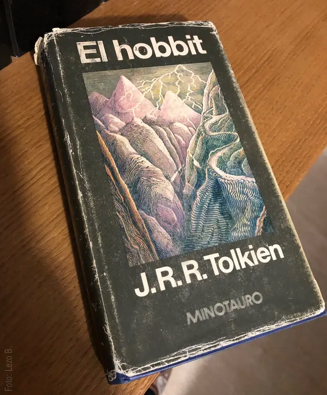 #TalDíaComoHoy, hace 44 años, publicábamos por primera vez #ElHobbit, de J. R. R. #Tolkien, una de las joyas inmortales de la fantasía del siglo XX.

Para celebrar esta fecha tan especial, queremos invitaros a regresar a la #TierraMedia y a contarnos qué personaje de esta