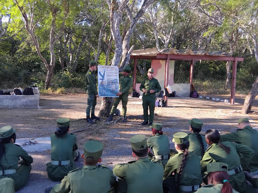 La fuerza militar es invencible cuando va unida a la firmeza ideológica. 🪖✨

El estudio se centró en la Filosofía de Lucha que ha caracterizado a nuestro pueblo a lo largo de la historia. Ser la Juventud del Centenario de Fidel significa ser continuidad, sacrificio y estudio.