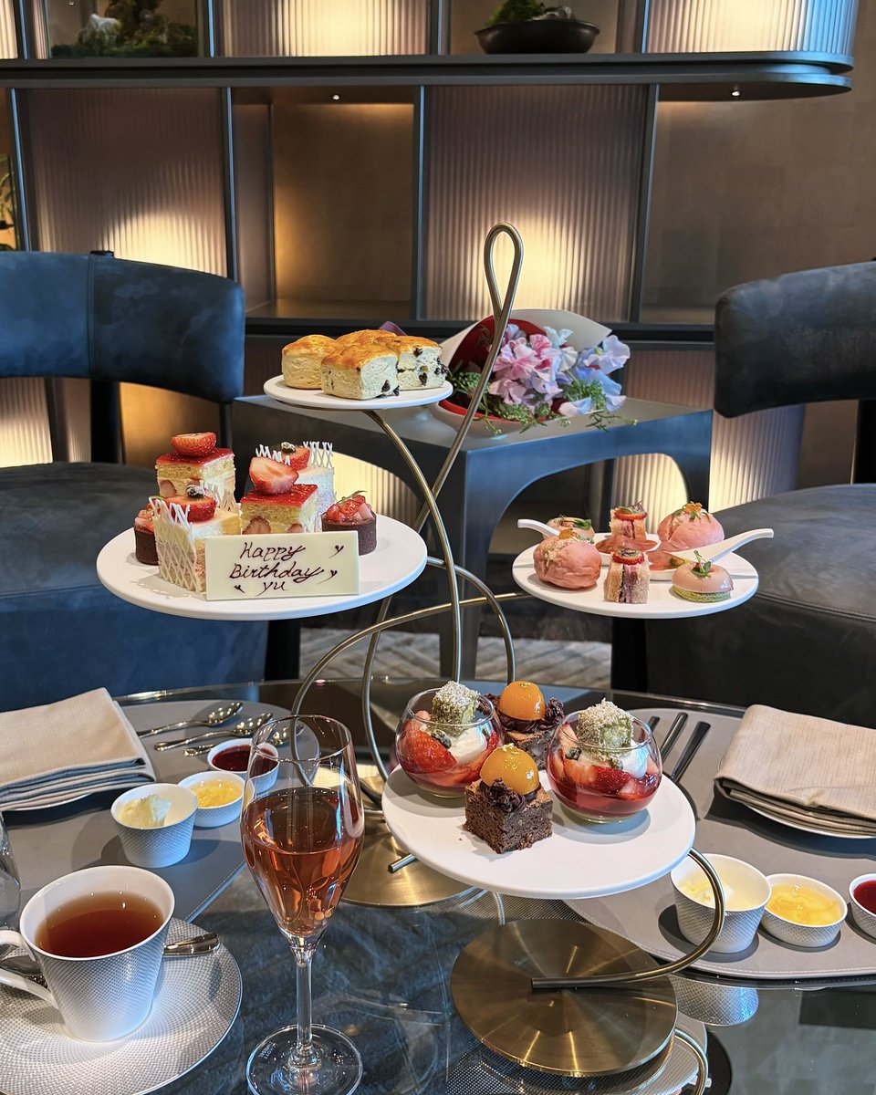 yutn__'s tweet photo. JWマリオット東京のストロベリーアフタヌーンティー🍓‧₊˚
ラウンジの雰囲気も良くて、とくにスイーツが美味しかった🍰
好みのさくふわスコーンに出会えて感激( ˘͈ ᵕ ˘͈ )💕 https://t.co/Or2RhGeAUO