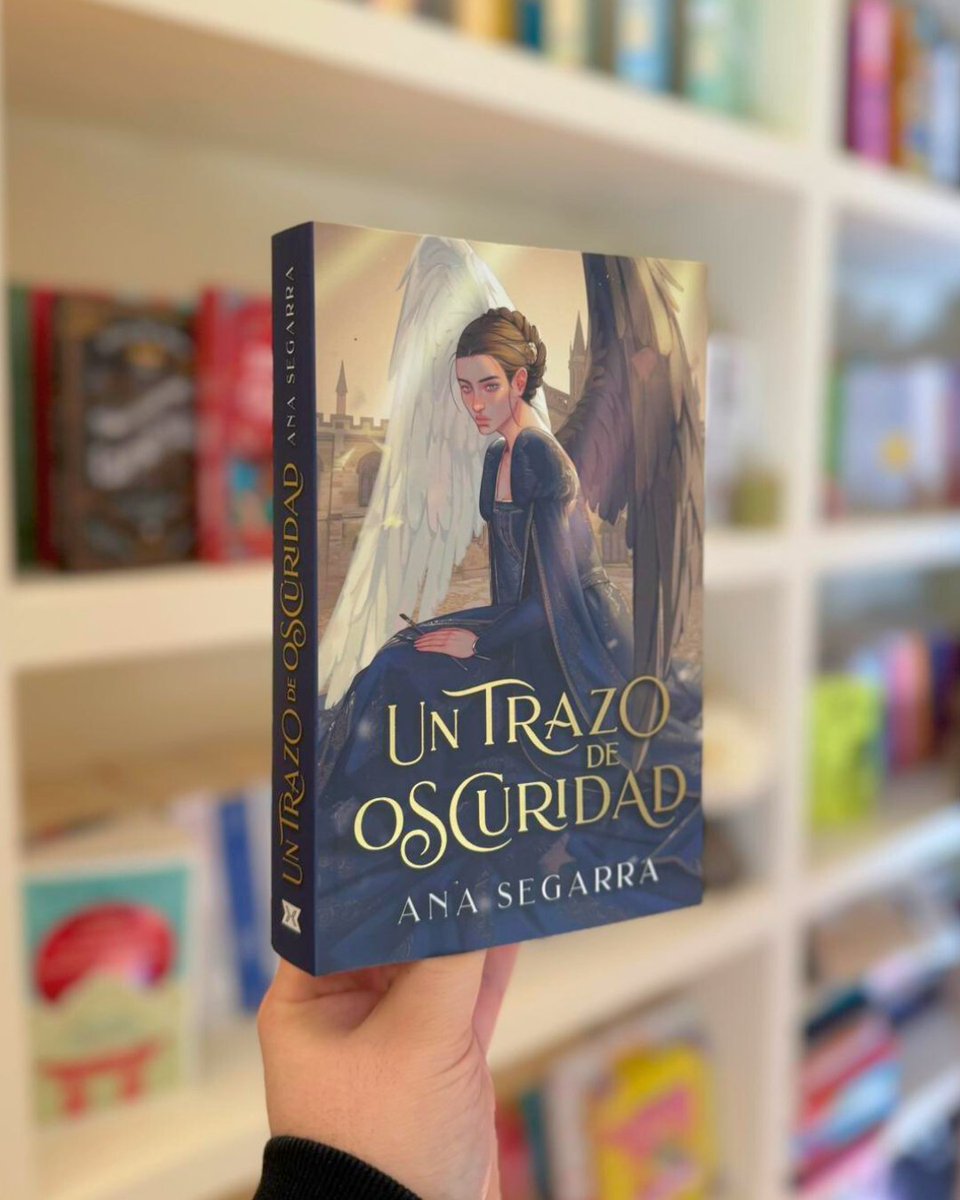 No podemos dejar de pensar en estre libro…🐦‍⬛⚜️🪽

#UnTrazoDeOscuridad de <a href="/AnaSegarraG/">Ana Segarra</a> es una novela de fantasía que tiene todos los elementos que nos gustan…

✨Ángeles y demonios
✨Un romance prohibido
✨Una academia de arte
✨Un triángulo amoroso
✨Conspiraciones políticas