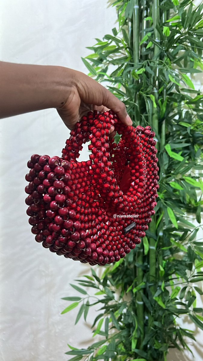 Niwaatelier's tweet photo. Introducing Our Beautiful Amaadi Bag in red❤️

It's the perfect accessory for any occasion. 

Send a DM to preorder yours. 

Price: 600 cedis 

Production takes 7-14 days.

#beadedbag #niwaatelier #woodenbag #woodenbeadedbag https://t.co/G4zZOcWQWT