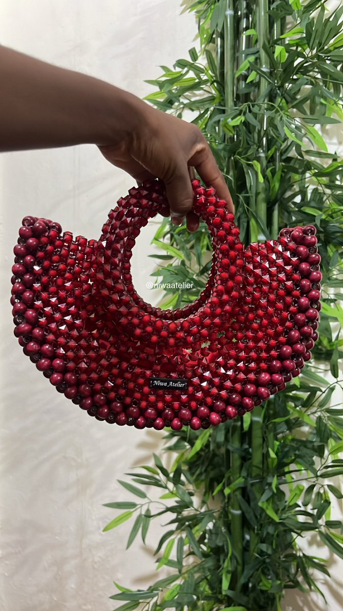 Niwaatelier's tweet photo. Introducing Our Beautiful Amaadi Bag in red❤️

It's the perfect accessory for any occasion. 

Send a DM to preorder yours. 

Price: 600 cedis 

Production takes 7-14 days.

#beadedbag #niwaatelier #woodenbag #woodenbeadedbag https://t.co/G4zZOcWQWT