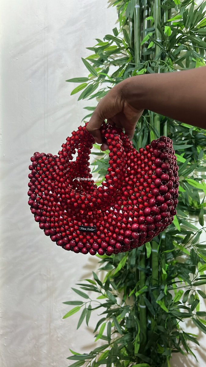 Niwaatelier's tweet photo. Introducing Our Beautiful Amaadi Bag in red❤️

It's the perfect accessory for any occasion. 

Send a DM to preorder yours. 

Price: 600 cedis 

Production takes 7-14 days.

#beadedbag #niwaatelier #woodenbag #woodenbeadedbag https://t.co/G4zZOcWQWT