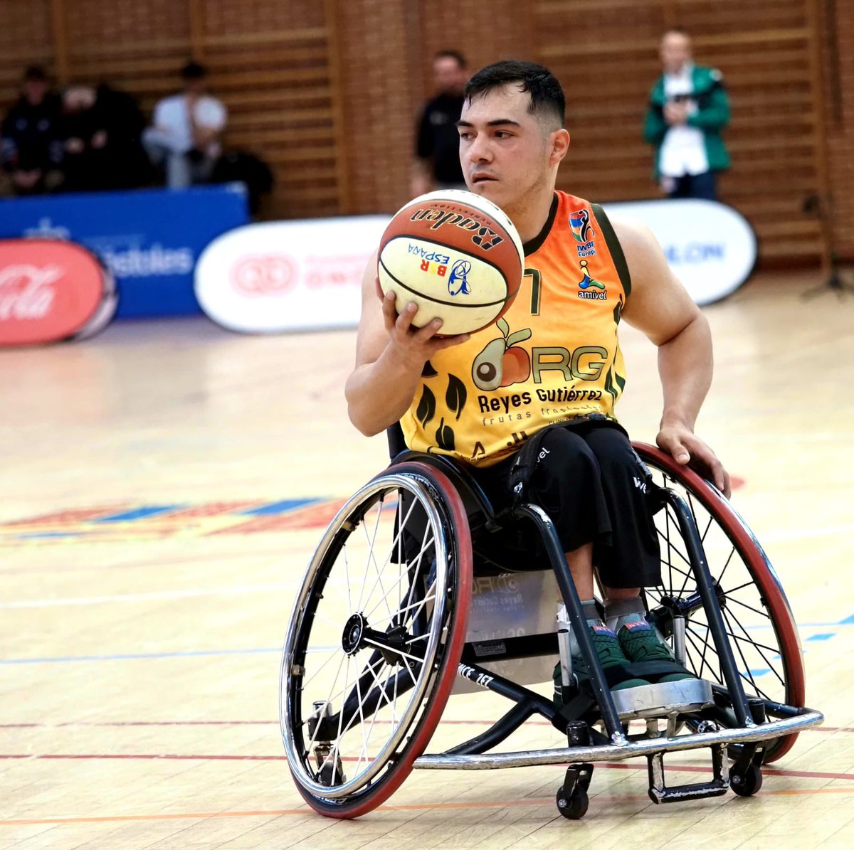 BsrEspana's tweet photo. ¡Ya tenemos el primer resultado de cuartos en la Copa del Rey! 🗣️🗣️

Gran duelo entre @MidebaExt y @AMIVELBSR (50 - 71) que abre el torneo con espectáculo del bueno 🔥

Muy atentos porque esto acaba de empezar… 🫣

#CopaDelReyBSR #BSREspaña https://t.co/00b5BEg88s