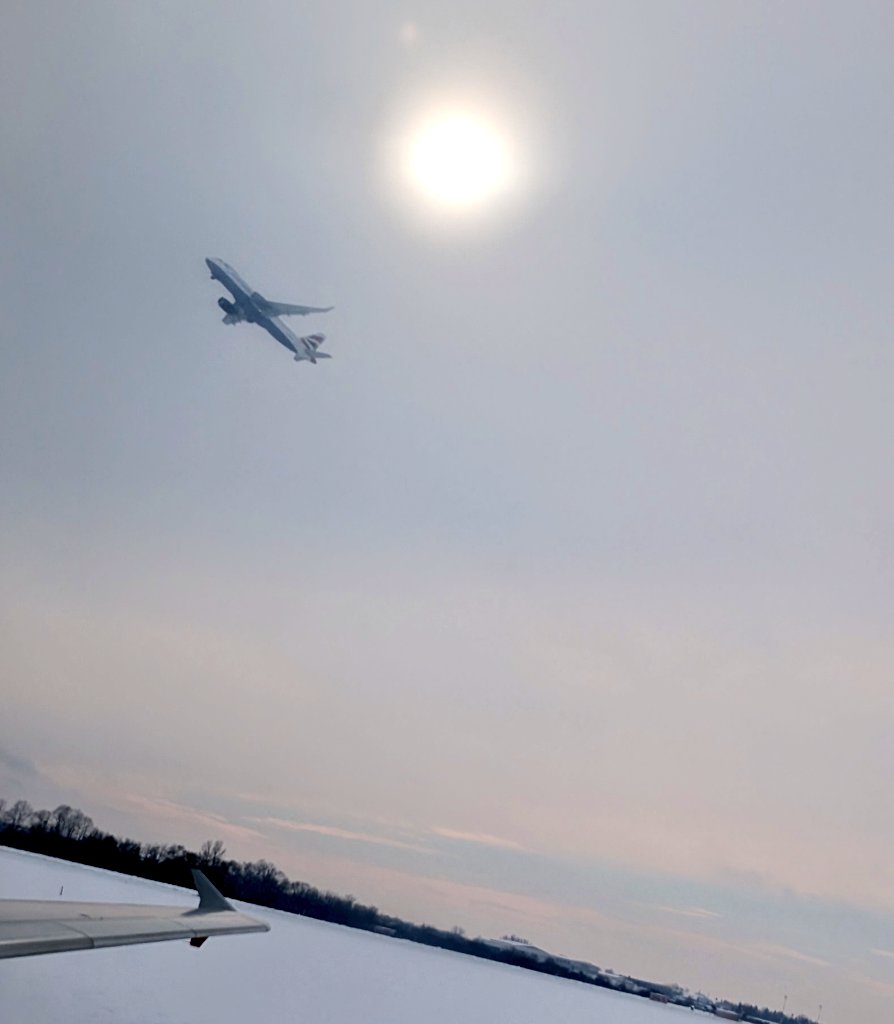 JSS779's tweet image. Morning all 💋

This is one of my favourite pics! We're sitting on the taxiway at OTP waiting on a stand and the earlier delayed BA departure speeds through the snow on its way to LHR ❤️✈️
#avgeek #BA