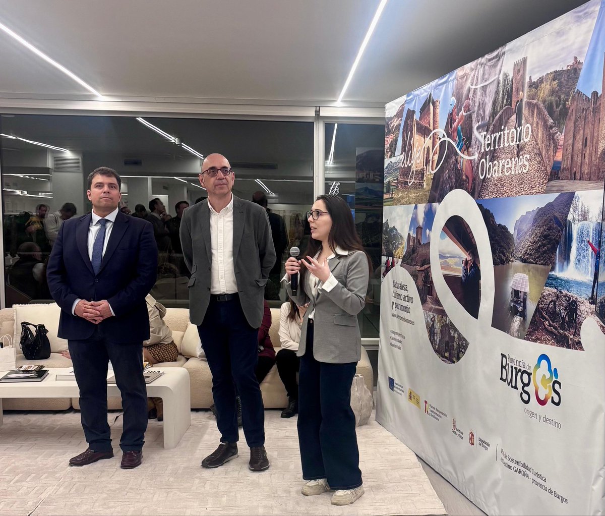 comunicapor4's tweet photo. Ayer presentamos en Madrid Territorio Obarenes ante un buen número de agentes de viajes y periodistas. Una tarde de trabajo en la que se habló de turismo rural, patrimonio, naturaleza, conexión sensorial y experiencias auténticas. Todo eso y mucho más es #TerritorioObarenes 😊 https://t.co/0w703viX7R