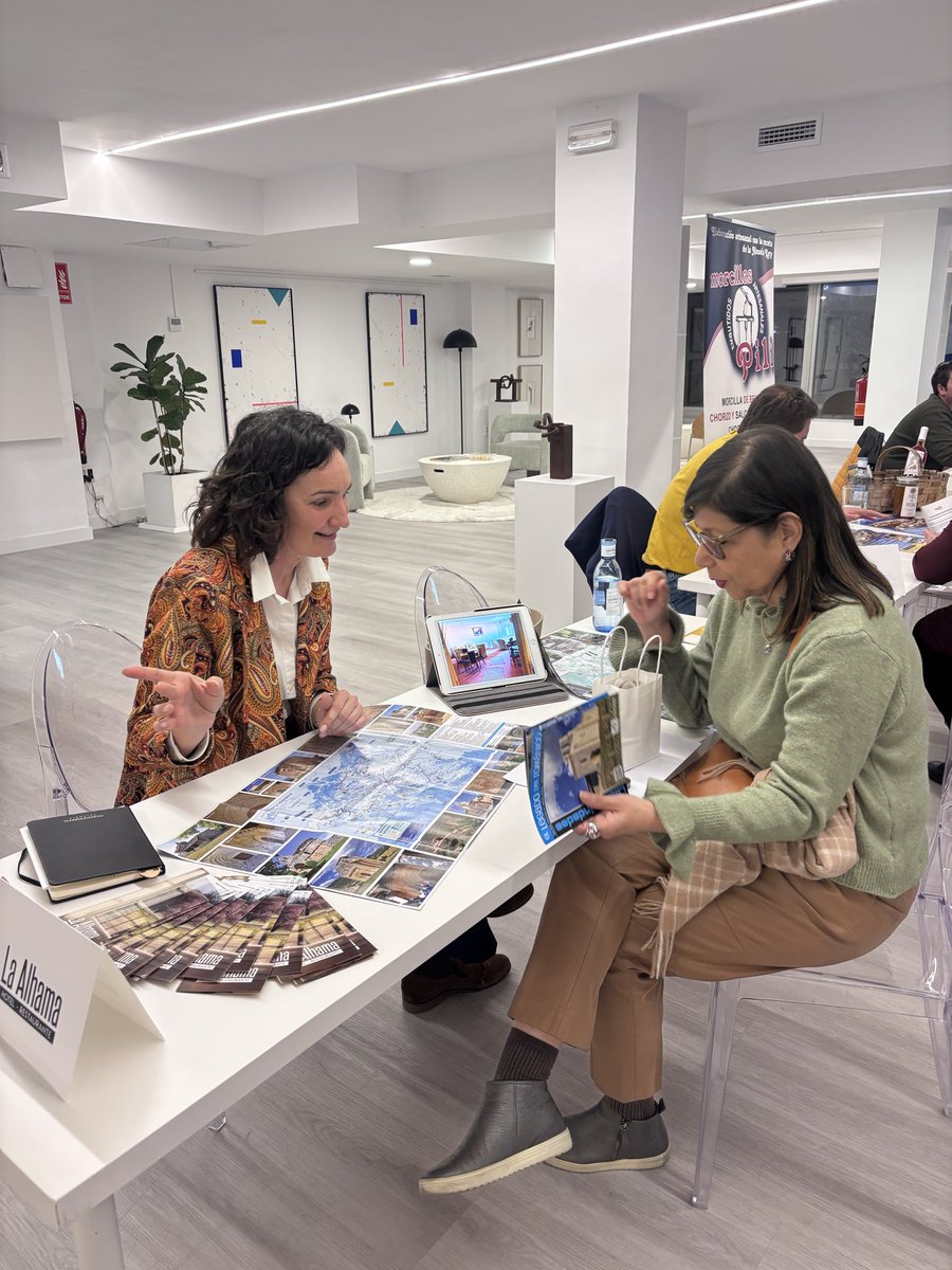 comunicapor4's tweet photo. Ayer presentamos en Madrid Territorio Obarenes ante un buen número de agentes de viajes y periodistas. Una tarde de trabajo en la que se habló de turismo rural, patrimonio, naturaleza, conexión sensorial y experiencias auténticas. Todo eso y mucho más es #TerritorioObarenes 😊 https://t.co/0w703viX7R