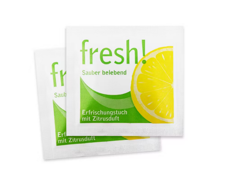 fritz_panko's tweet photo. Nachbar (63) hat sein Portemonnaie modernisiert:
Kondom raus, Zitrustuch rein.

Er sagt, in seinem Alter müsse man Prioritäten setzen:
Die Wahrscheinlichkeit, spontan Sex zu haben,
sei ungefähr so hoch wie die, 
dass die Gelenke morgens ohne Geräusche starten.

Ein halbes Hähnchen dagegen
lauere überall.

Das nennt er nicht Kapitulation —
sondern realistische Gefahrenabwehr.