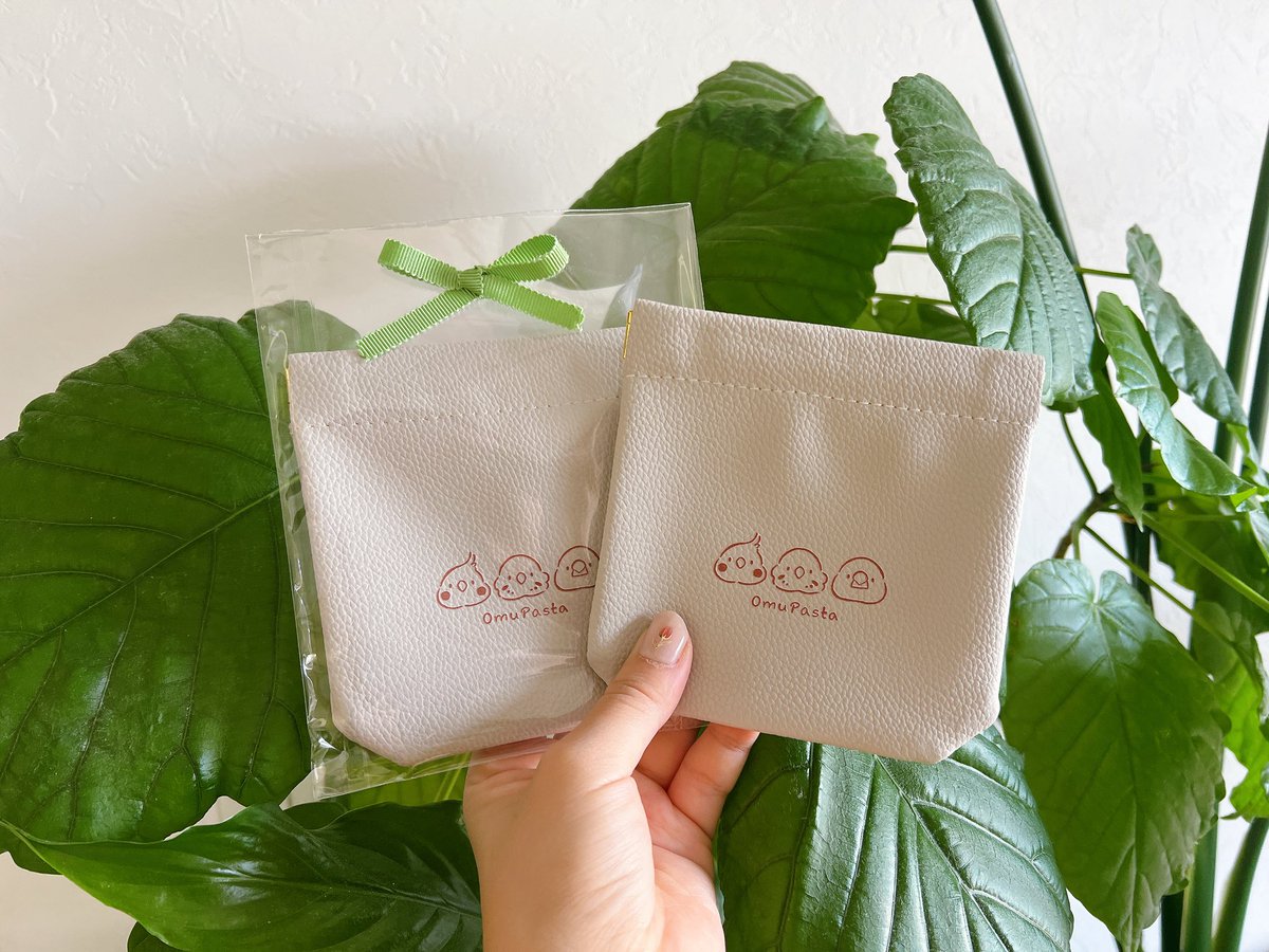 新作の紹介🥴 バネ口ポーチの登場です✨️ 鳥ちゃん好きだけど主張が